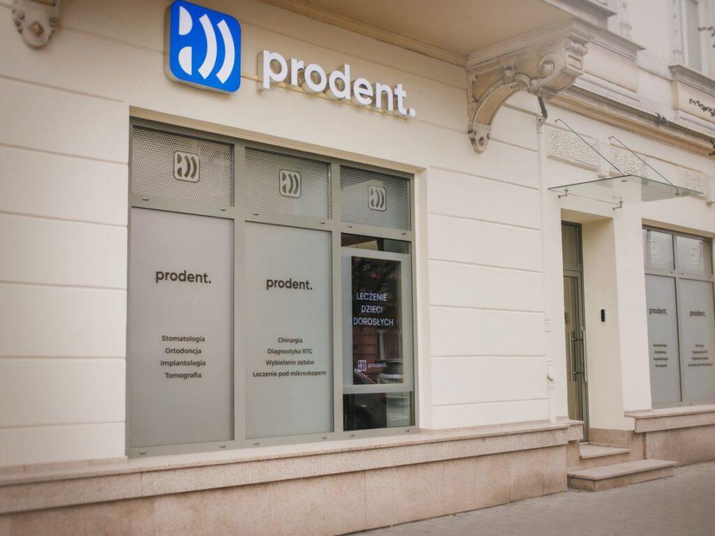 Klinika ProDent przy ul. Prudnickiej w Nysie, widok z ulicy